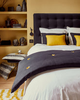 coussin décoratif jaune et noir