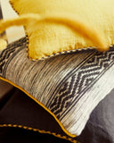 coussin jaune moutarde pour canapé gris