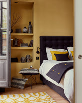 coussin rectangulaire noir et jaune