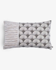 coussin beige rectangulaire avec galon