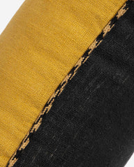 detail petit coussin lin noir et jaune