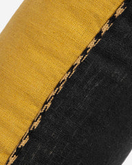 détail coussin lin jaune et noir