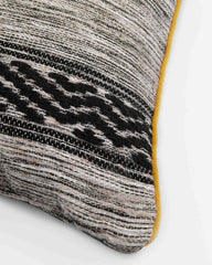 detail housse de coussin jaune et noir