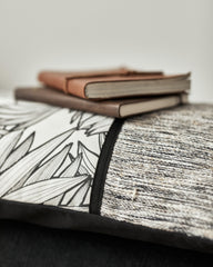 coussin décoratif avec passementerie noire