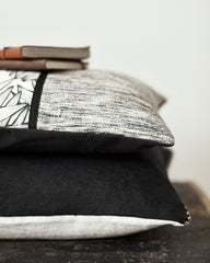 coussin noir et blanc pour canape gris