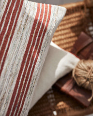 detail coussin terracotta pour canape beige